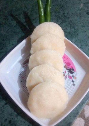 सूजी इडली (Suji idli recipe in hindi) रेसिपी मुख्य फोटो