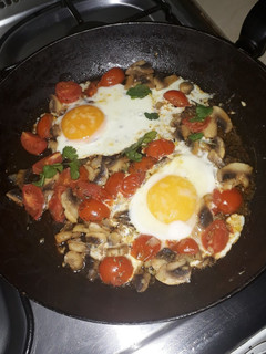 Una foto de Huevos con champiñón y tomate