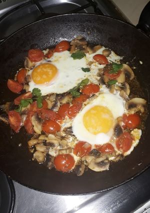 Una foto de Huevos con champiñón y tomate