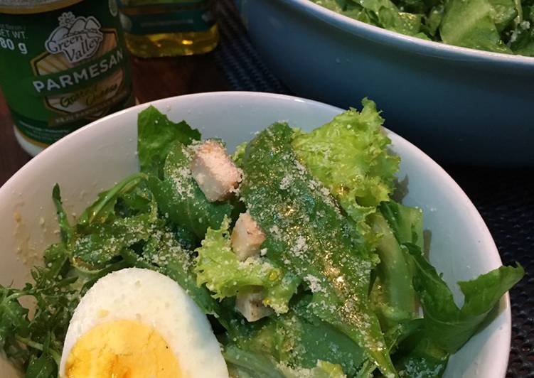 Green salad with honey sweet dressing