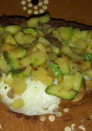 Una foto de Molletes de huevo al horno 🍳🍳