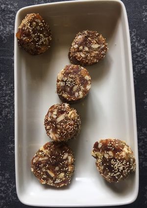 ડ્રાયફ્રુટ ડેટસ રોલ (Dryfruit Dates Roll Recipe In Gujarati) રેસીપી મુખ્ય ફોટો