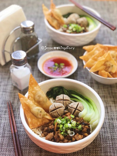 A picture of Mie Ayam Jamur (Chicken Mushroom Noodles).