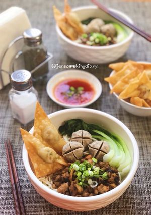 A picture of Mie Ayam Jamur (Chicken Mushroom Noodles).
