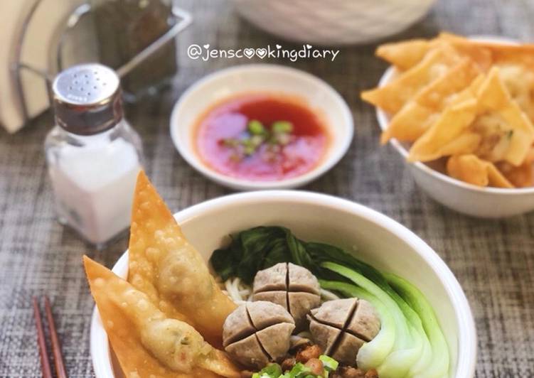 Mie Ayam Jamur (Chicken Mushroom Noodles) Mie Ayam Jamur (Chicken Mushroom Noodles)