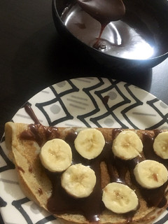Una foto de CREP CON CHOCOLATE Y BANANO 🥞🍫 Delicioso 💫⭐️