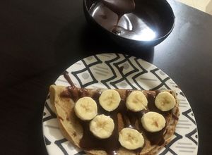 Una foto de CREP CON CHOCOLATE Y BANANO 🥞🍫 Delicioso 💫⭐️