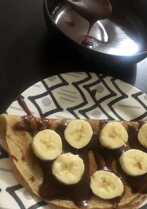 Una foto de CREP CON CHOCOLATE Y BANANO 🥞🍫 Delicioso 💫⭐️