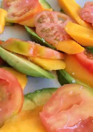 Una foto de Ensalada de mango, palta y tomate