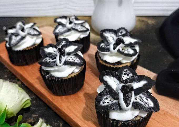 Black &amp; White Orchid Cup Cake