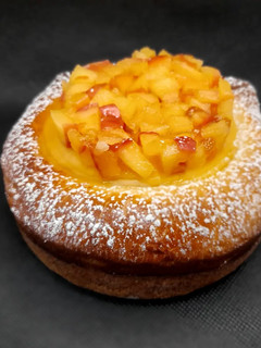 Una foto de Brioche de crema pastelera y manzana caramelizada