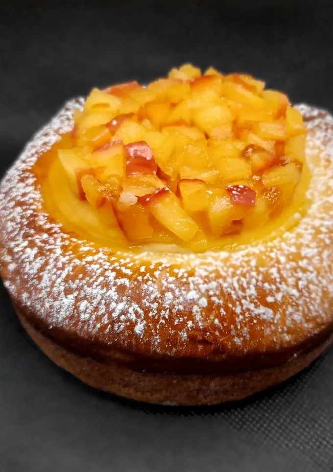 Una foto de Brioche de crema pastelera y manzana caramelizada