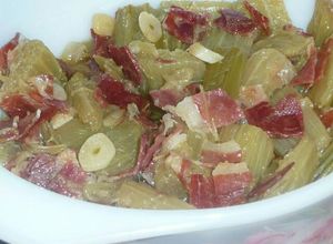 Una foto de Cardo con jamón y ajos fritos