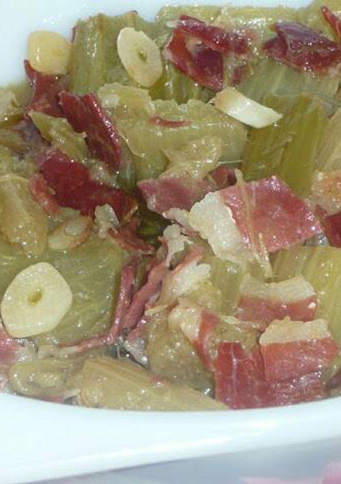 Una foto de Cardo con jamón y ajos fritos