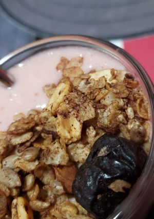 Una foto de Batido de frutillas y yogurt de mango con maracuyá