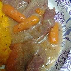 A picture of Cornbeef in carrot and onion gravy.