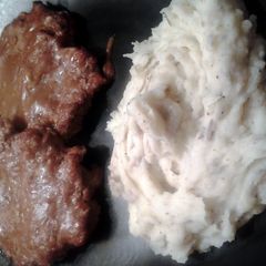A picture of Salisbury steaks.