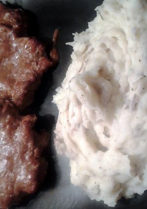 A picture of Salisbury steaks.