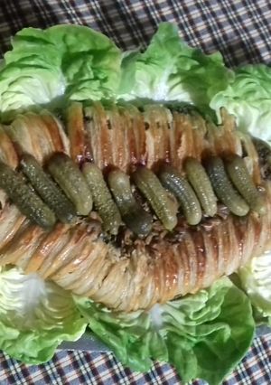 صورة لوصفة فطيرة.في الفران على شكل سمكة