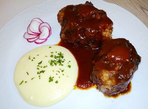 Una foto de Rabo de buey al Pedro Ximénez con puré de patatas