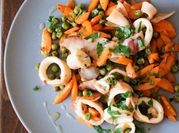 Una foto di anelli di calamari