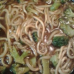 A picture of Udon and broccoli.