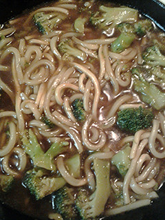A picture of Udon and broccoli.