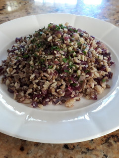 Una foto de Ensalada de arroz crocante y lentejas