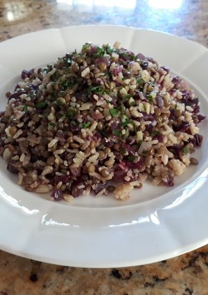 Una foto de Ensalada de arroz crocante y lentejas