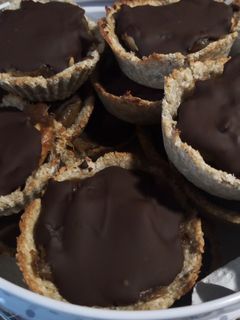 Una foto de Tartaletas de dátil y cacahuetes
