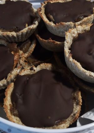 Una foto de Tartaletas de dátil y cacahuetes