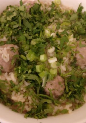 A picture of Khao Tom Moo (pork meatballs in broth with rice).