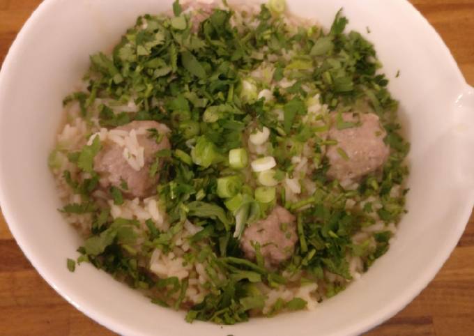 Khao Tom Moo (pork meatballs in broth with rice)
