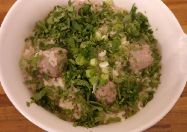 Simple Way to Make Quick Khao Tom Moo (pork meatballs in broth with rice)