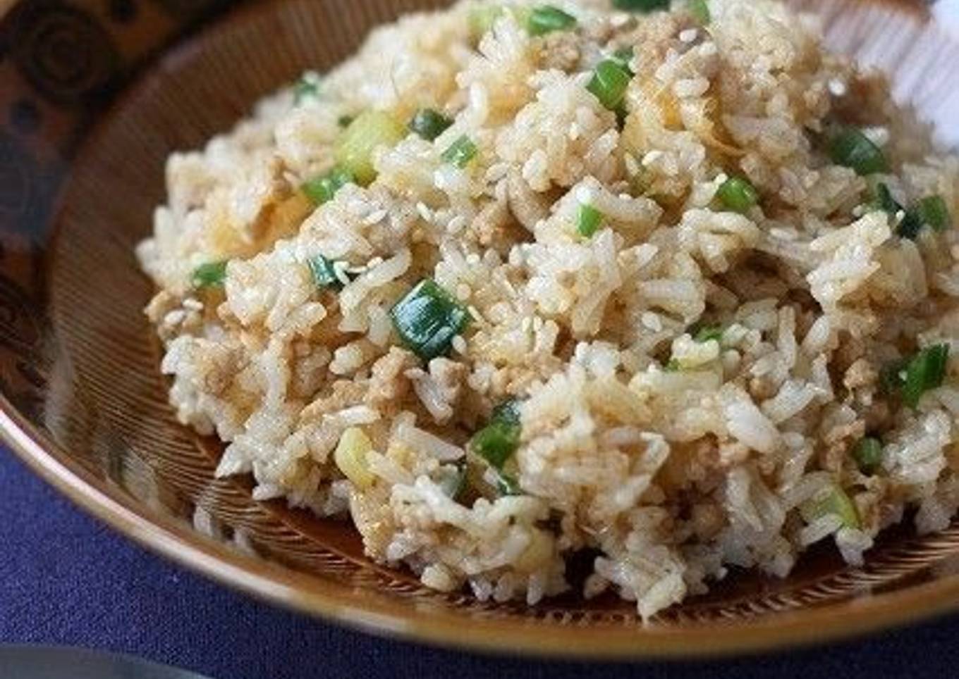 Steps to Prepare Ultimate Spicy Stir-Fried Rice Packed With Leeks and
Sesame Seeds