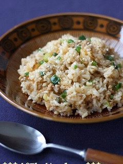 A picture of Spicy Stir-Fried Rice Packed With Leeks and Sesame Seeds.