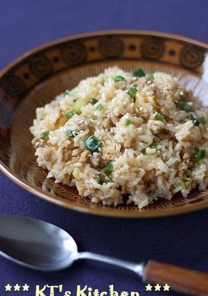 A picture of Spicy Stir-Fried Rice Packed With Leeks and Sesame Seeds.