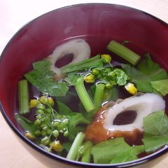 A picture of Clear Soup with Nanohana & Chikuwa.
