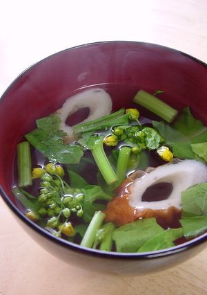 A picture of Clear Soup with Nanohana & Chikuwa.