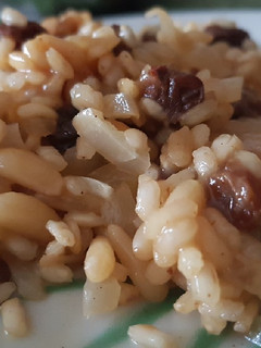 Una foto de Arroz integral con pasas y piñones
