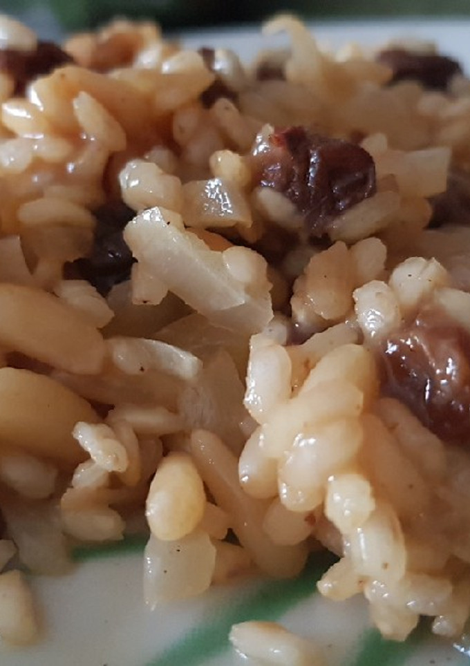 Una foto de Arroz integral con pasas y piñones