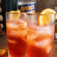 Una foto de Aperol Spritz italiano, el trago más famoso hecho en casa