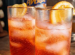 Una foto de Aperol Spritz italiano, el trago más famoso hecho en casa