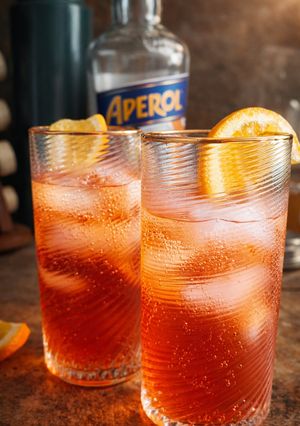Una foto de Aperol Spritz italiano, el trago más famoso hecho en casa
