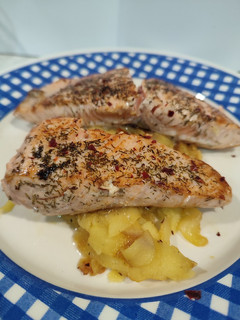 Una foto de Salmón fresco con manzana