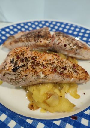Una foto de Salmón fresco con manzana