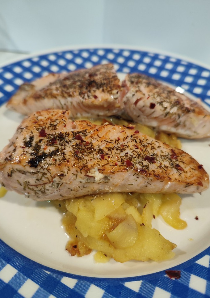 Una foto de Salmón fresco con manzana
