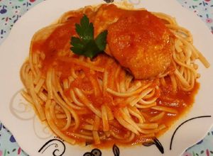Una foto de Tallarín con pollo y salsa de tomate