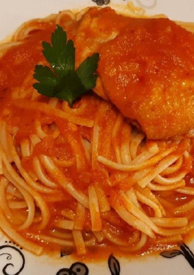 Una foto de Tallarín con pollo y salsa de tomate