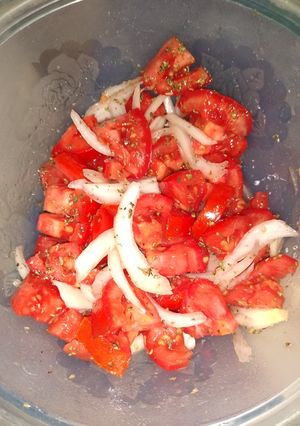 Una foto de Ensalada de tomate 🍅 y cebolla